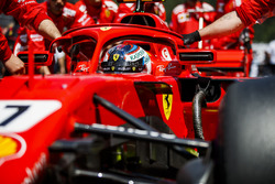 Kimi Raikkonen, Ferrari SF71H, arriva in griglia