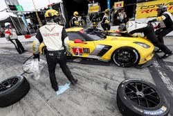 #4 Corvette Racing Chevrolet Corvette C7.R, GTLM: Oliver Gavin, Tommy Milner, Marcel Fassler, pit st