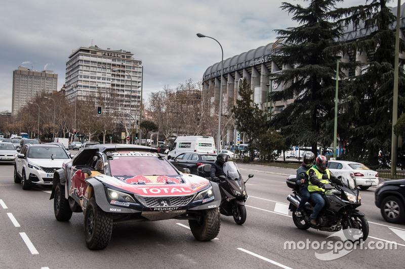Карлос Сайнс, Лукас Крус, Peugeot Sport на улицах Мадрида
