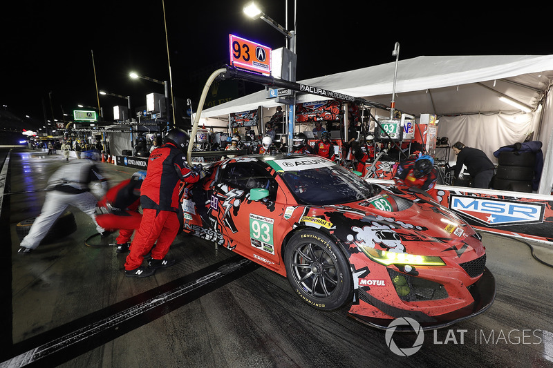 #93 Michael Shank Racing Acura NSX, GTD: Lawson Aschenbach, Justin Marks, Mario Farnbacher, Côme Ledogar, pit stop