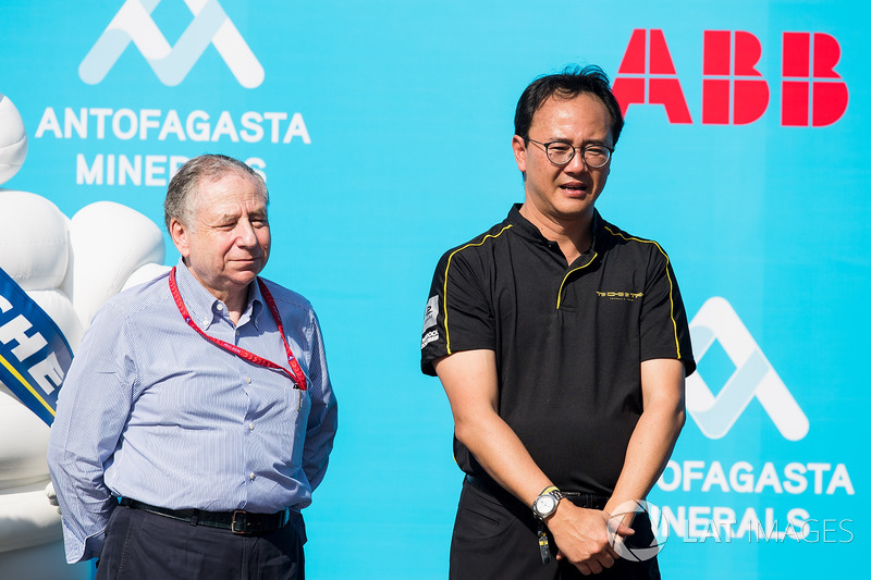 Jean Todt, Presidente FIA, con un membro del team TECHEETAH