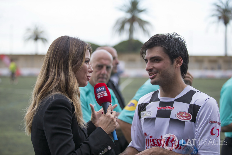 Carlos Sainz Jr., Renault Sport F1 Team habla con Federica Masolin, Sky Italia