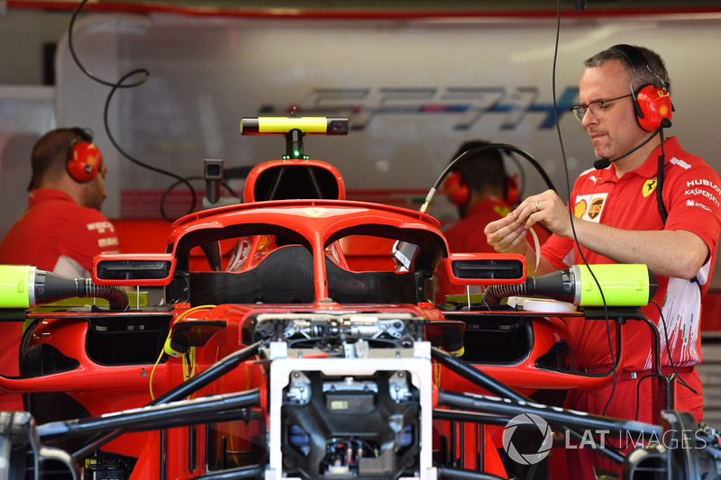 Ferrari SF71H en el garaje con espejos de halo