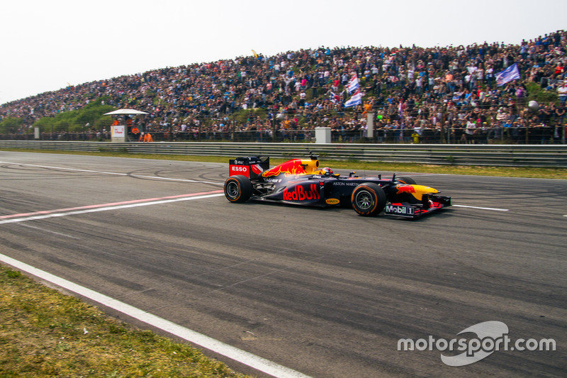 Max Verstappen ve Red Bull RB8