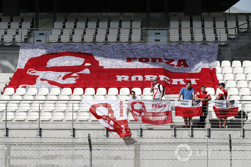 Fans Robet Kubica di tribun