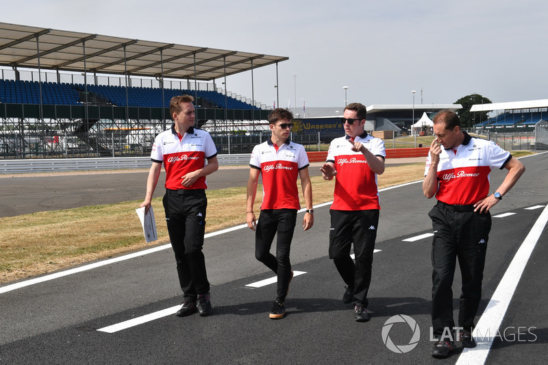 Charles Leclerc, Sauber parcourt la piste à pied