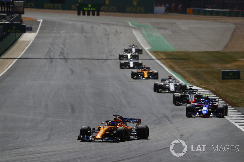 Fernando Alonso, McLaren MCL33, precede Pierre Gasly, Toro Rosso STR13, Romain Grosjean, Haas F1 Team VF-18, e Marcus Ericsson, Sauber C37