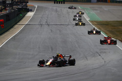 Max Verstappen, Red Bull Racing RB14, lidera a Daniel Ricciardo, Red Bull Racing RB14, y Kimi Raikkonen, Ferrari SF71H