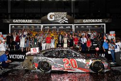 Ganador de la carrera Erik Jones, Joe Gibbs Racing, Toyota Camry buyatoyota.com celebra