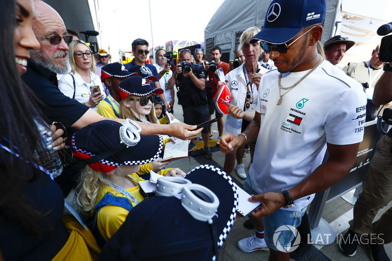 Lewis Hamilton, Mercedes AMG F1, signe des autographes pour les fans