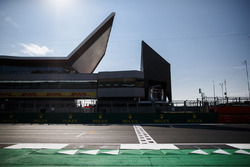 La ligne de départ et le bâtiment Silverstone Wing