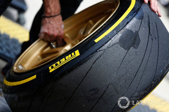 Un miembro del equipo Lotus trabaja en las ruedas de 18 pulgadas