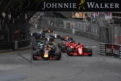 Daniel Ricciardo, Red Bull Racing RB14 precede Sebastian Vettel, Ferrari SF71H alla partenza della gara