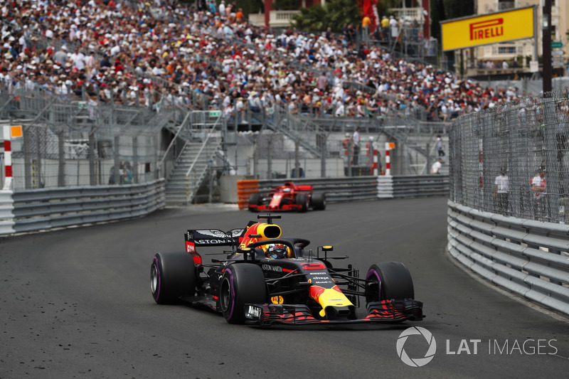 Daniel Ricciardo, Red Bull Racing RB14, leads Sebastian Vettel, Ferrari SF71H