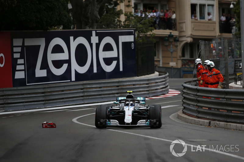 Valtteri Bottas, Mercedes-AMG F1 W09 passes debris