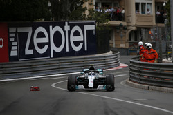 Valtteri Bottas, Mercedes-AMG F1 W09 pasa escombros