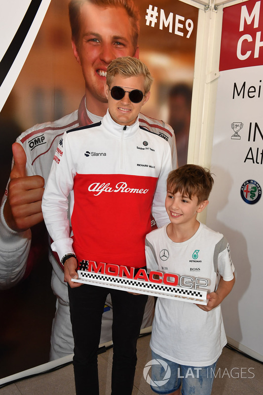 Marcus Ericsson, Sauber and young fan at the Monaco GP Challenge