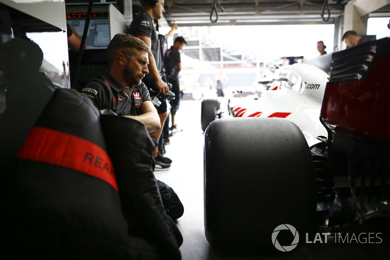 Engineers in the garage with Romain Grosjean, Haas F1 Team VF-18