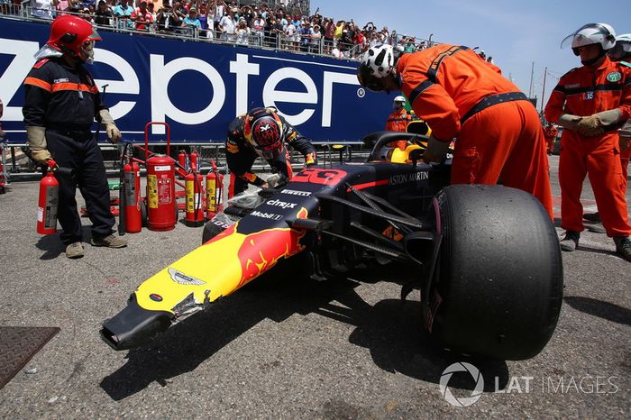 Max Verstappen, Red Bull Racing RB14 mira su coche accidentado