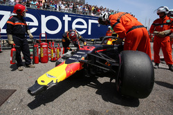 После аварии: Макс Ферстаппен, Red Bull Racing RB14