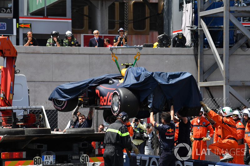 Marshals recover the crashed car of Max Verstappen, Red Bull Racing RB14