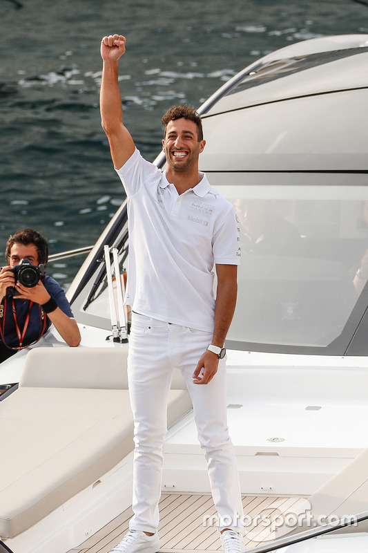 Daniel Ricciardo, Red Bull Racing atrapa un pase del jugador de futbol americano del Tom Brady