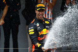 Il vincitore della gara Daniel Ricciardo, Red Bull Racing spruzza lo Champagne sul podio