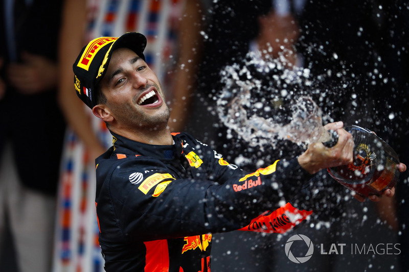 Il vincitore della gara Daniel Ricciardo, Red Bull Racing, spruzza lo champagne sul podio