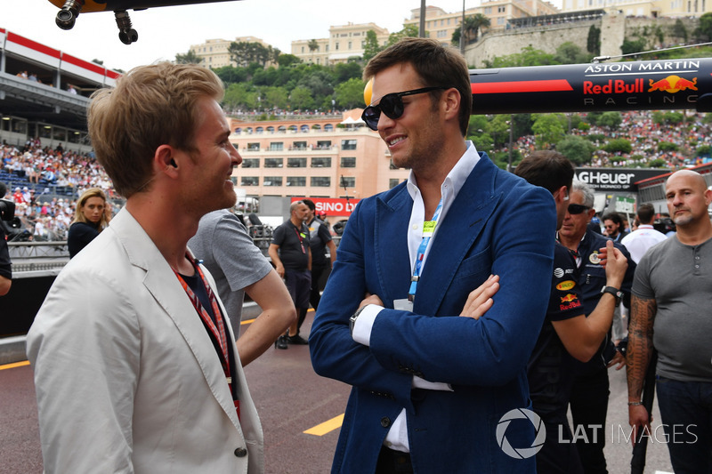 Nico Rosberg habla con el jugador de la NFL Tom Brady