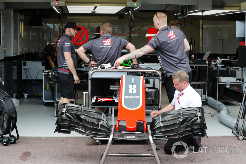 Kru Haas F1 Team VF-18 mempersiapkan mobil Romain Grosjean