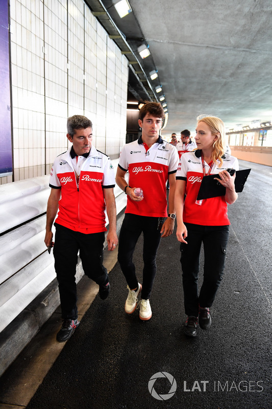 Charles Leclerc, Sauber walks the track in the tunnel with Xevi Pujolar, Sauber Head of Track Engineering and Ruth Buscombe, Sauber Race Strategist
