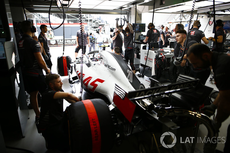 Kevin Magnussen, Haas F1 Team VF-18, di dalam garasi