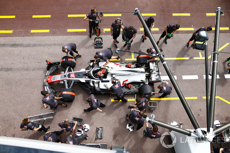 Kevin Magnussen, Haas F1 Team VF-18, di pit boks