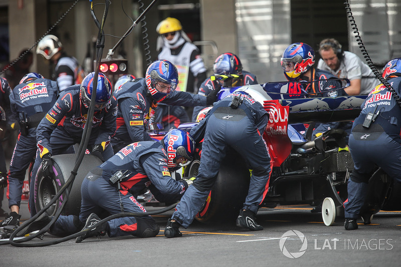 Pierre Gasly, Scuderia Toro Rosso STR12 makes a pitstop