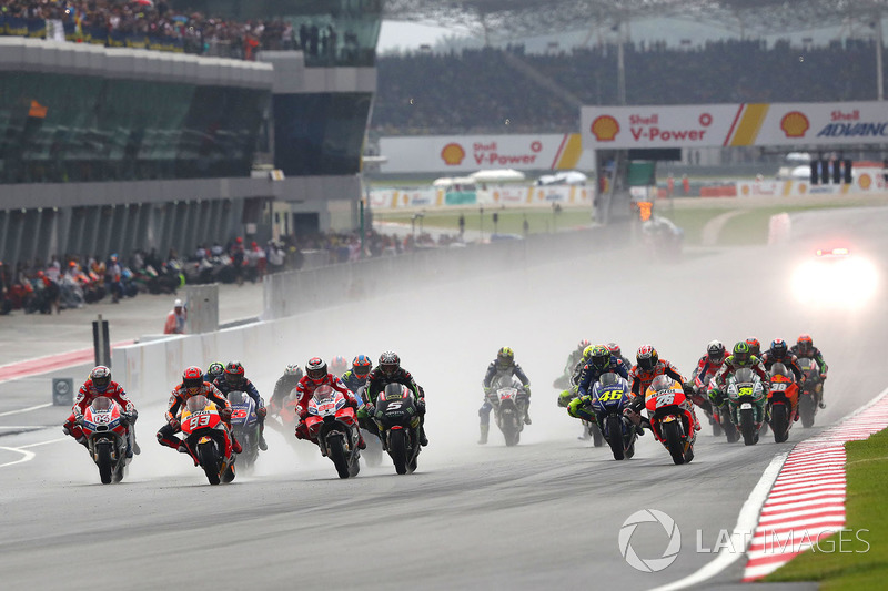 Márquez y Dovizioso en la primera curva