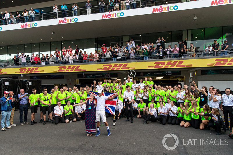 Campeón del Mundo 2017, Lewis Hamilton, Mercedes AMG F1 celebra con su madre Carmen Lockhart y el eq