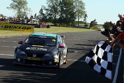Yarış galibi Dan Lloyd, BTC Norlin Honda Civic