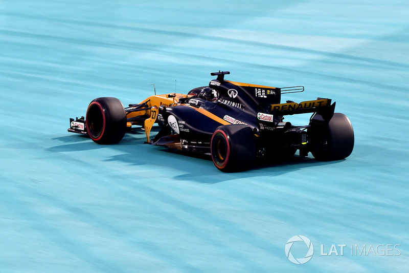 Nico Hulkenberg, Renault Sport F1 Team RS17 runs wide