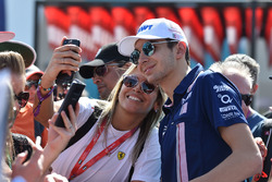 Esteban Ocon, Sahara Force India F1 fans selfie
