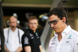 Toto Wolff, Executive Director Mercedes AMG F1, joins in, the practice pitstops