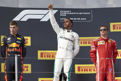 Le deuxième, Max Verstappen, Red Bull Racing, le vainqueur Lewis Hamilton, Mercedes AMG F1, et le troisième, Kimi Raikkonen, Ferrari, sur le podium