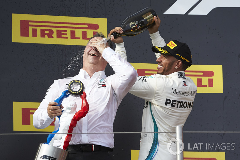 Lewis Hamilton, Mercedes AMG F1, 1° classificato, versa lo Champagne su Ron Meadows, direttore sportivo, Mercedes AMG, sul podio