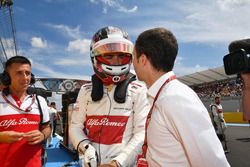 Charles Leclerc, Sauber, sur la grille avec son manager Nicolas Todt