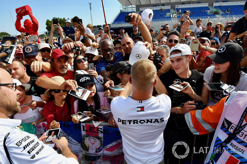 Valtteri Bottas, Mercedes-AMG F1 firma autógrafos para los fanáticos
