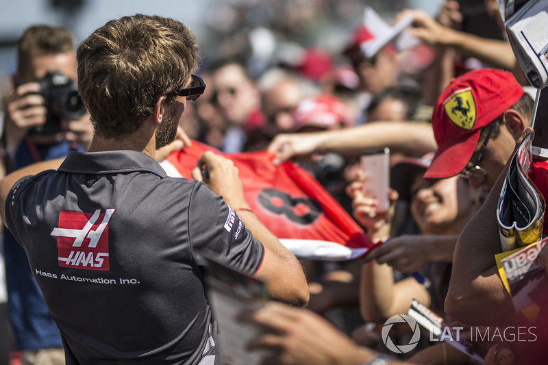 Romain Grosjean, Haas F1 signs autographs for the fans
