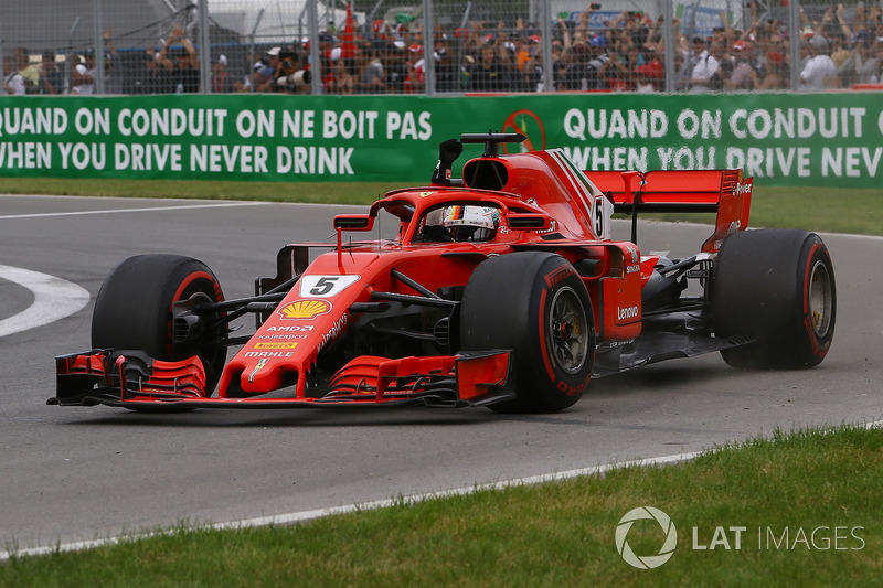El ganador Sebastian Vettel, Ferrari SF71H saluda al final de la carrera