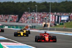 Sebastian Vettel, Ferrari SF71H, precede Nico Hulkenberg, Renault Sport F1 Team R.S. 18 e Carlos Sainz Jr., Renault Sport F1 Team R.S. 18