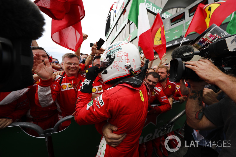 Le vainqueur Sebastian Vettel, Ferrari, fête sa victoire dans le Parc Fermé avec son équipe