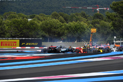 Sebastian Vettel, Ferrari SF71H percute Valtteri Bottas, Mercedes-AMG F1 W09 au départ