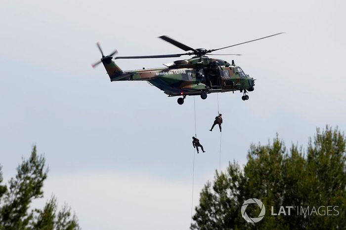 Soldados bajando del helicóptero  